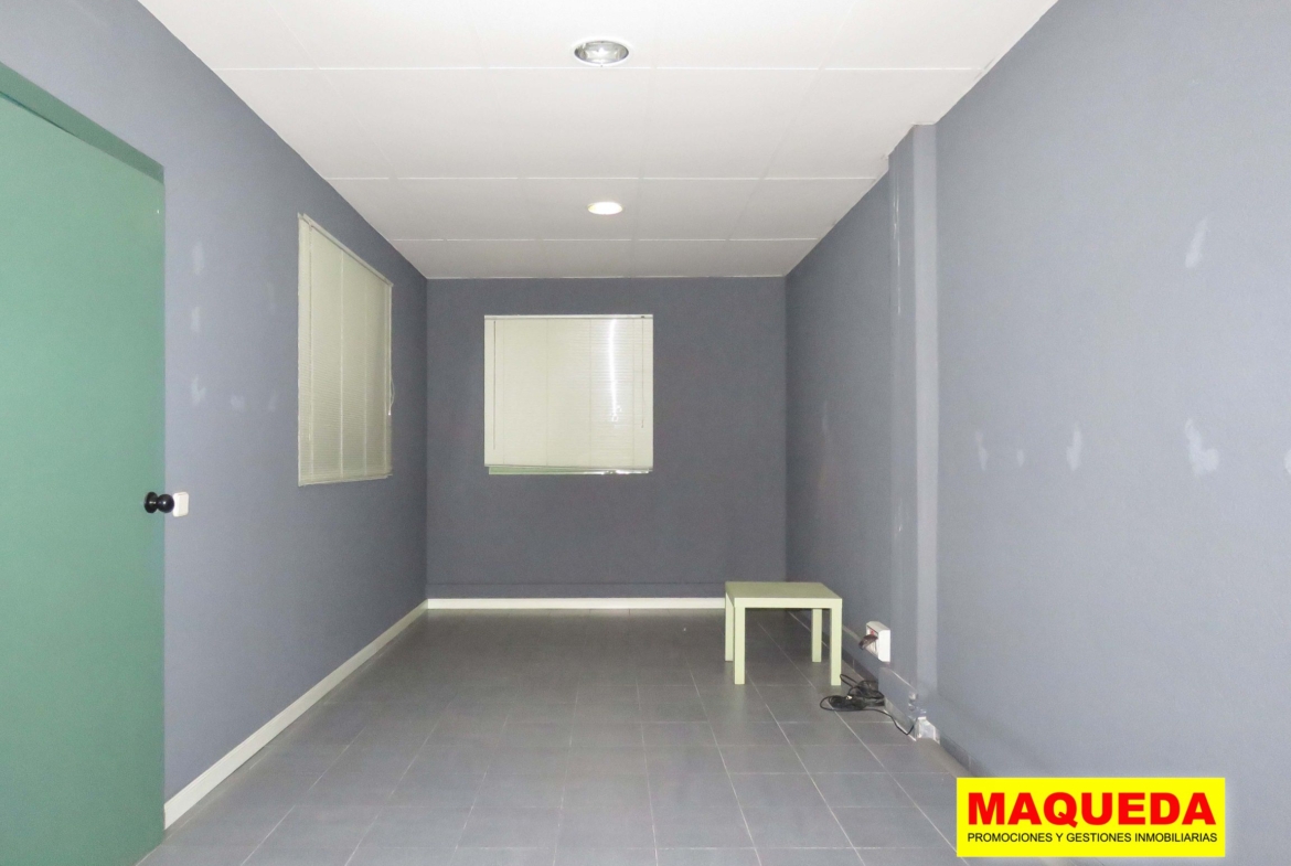 Despacho en la entreplanta de la nave en venta en Alcorcón