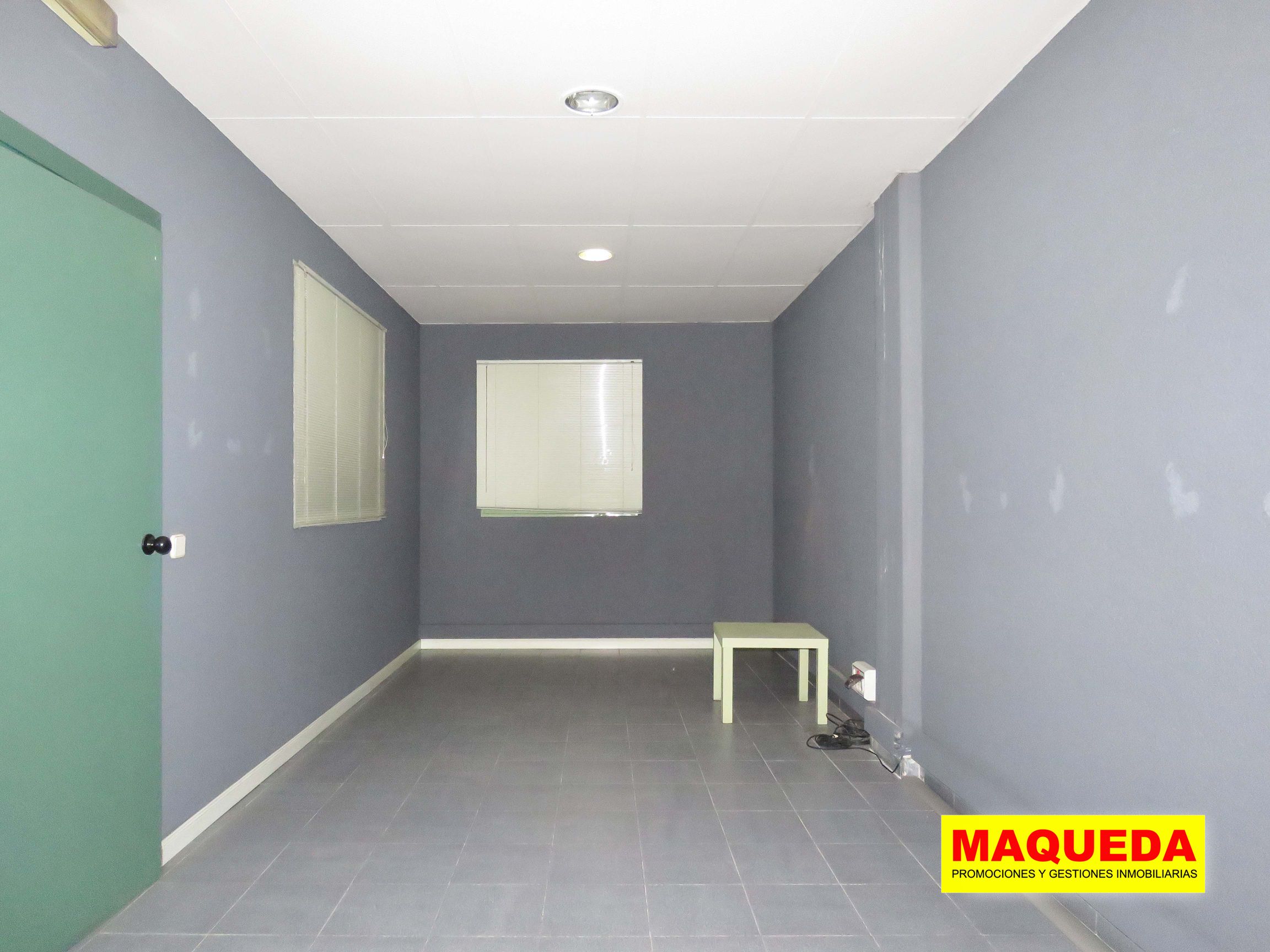 Despacho en la entreplanta de la nave en venta en Alcorcón