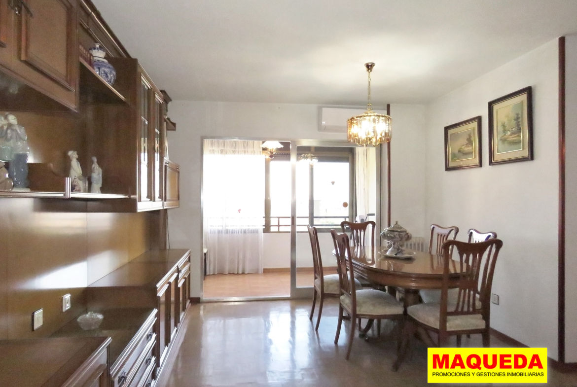 Salón comedor con terraza acristalada al fondo