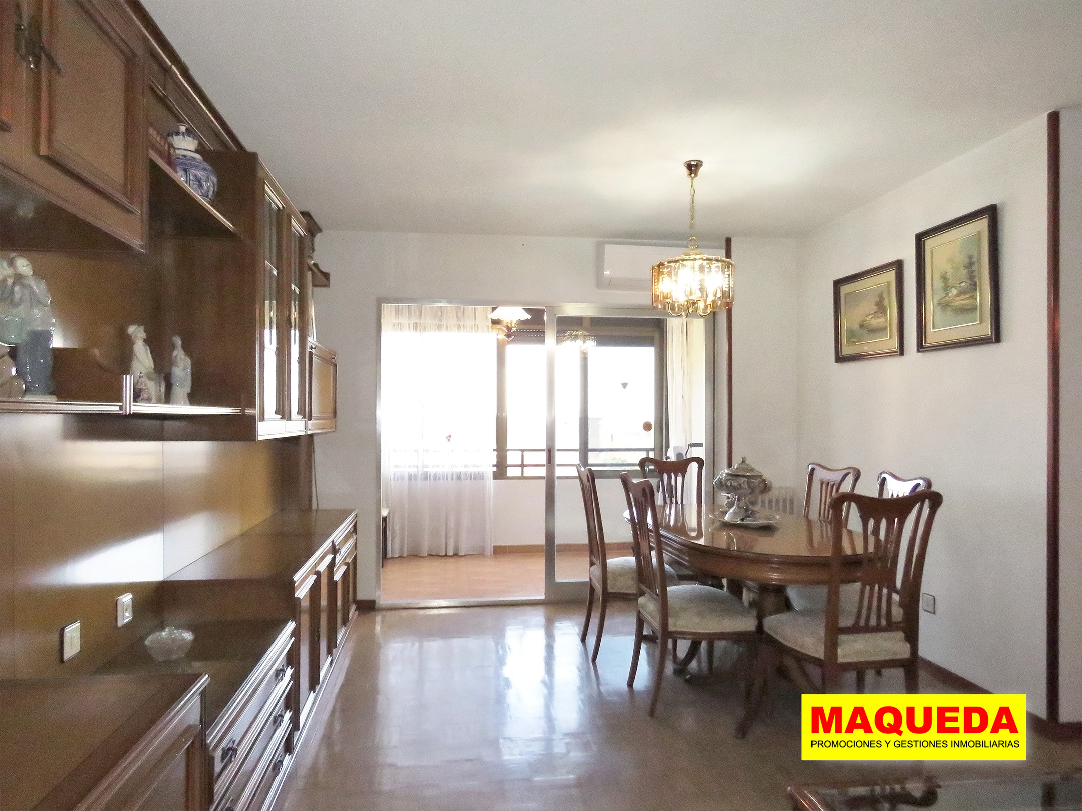 Salón comedor con terraza acristalada al fondo