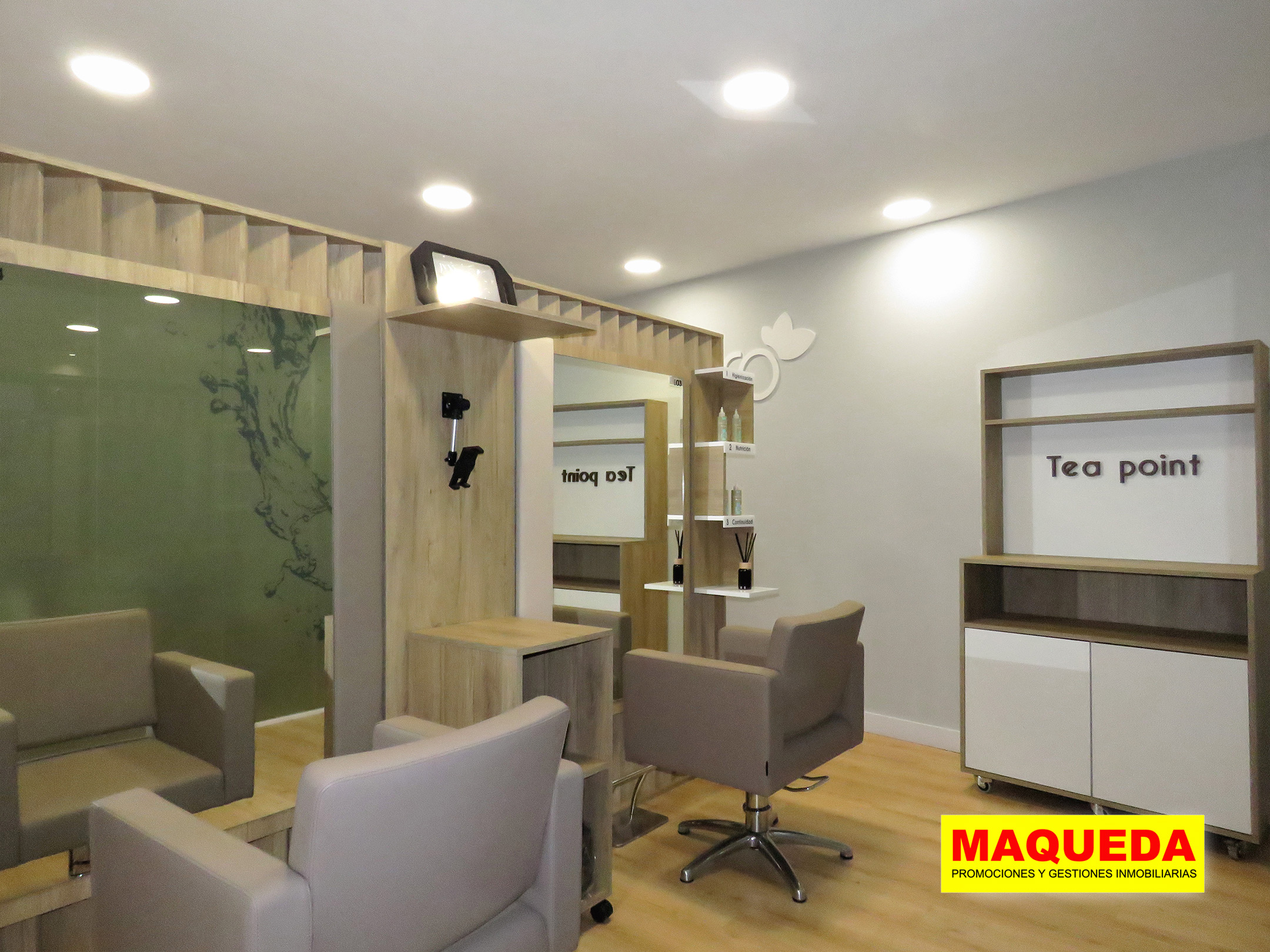 Sala de atención al público con tocadores del local comercial