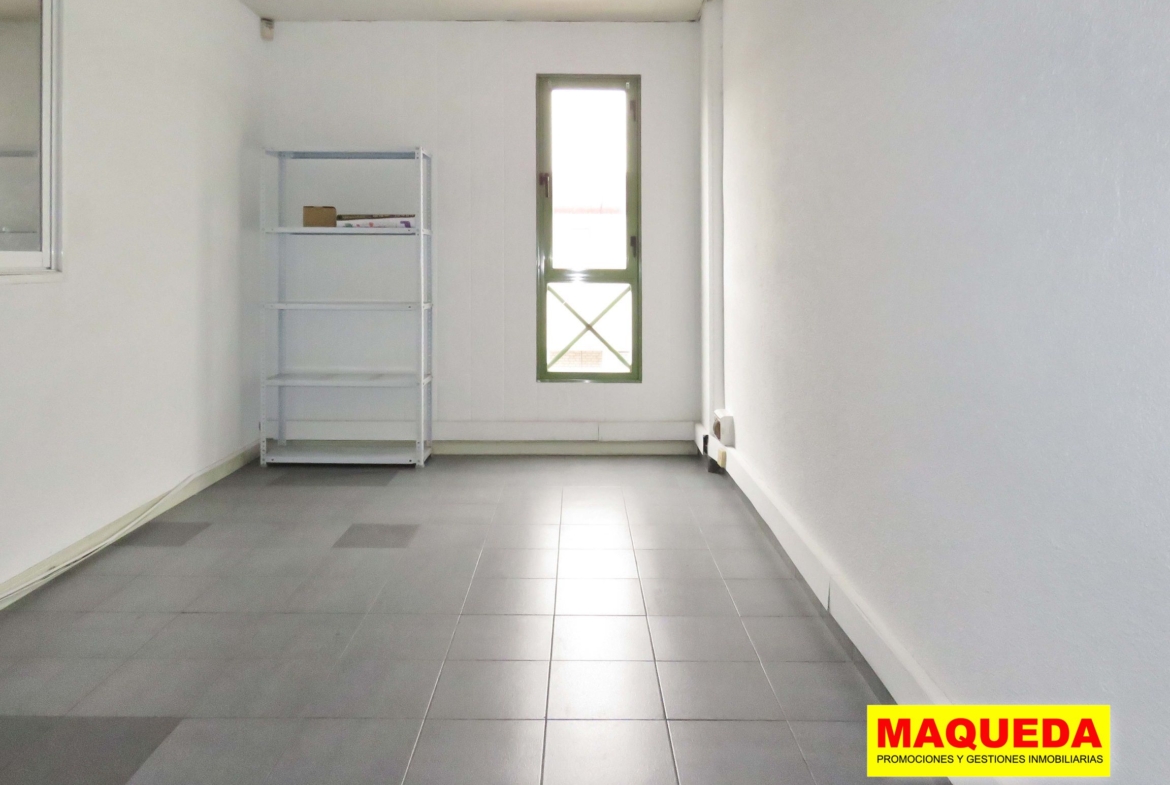 Despacho en la entreplanta de la nave en venta en Alcorcón
