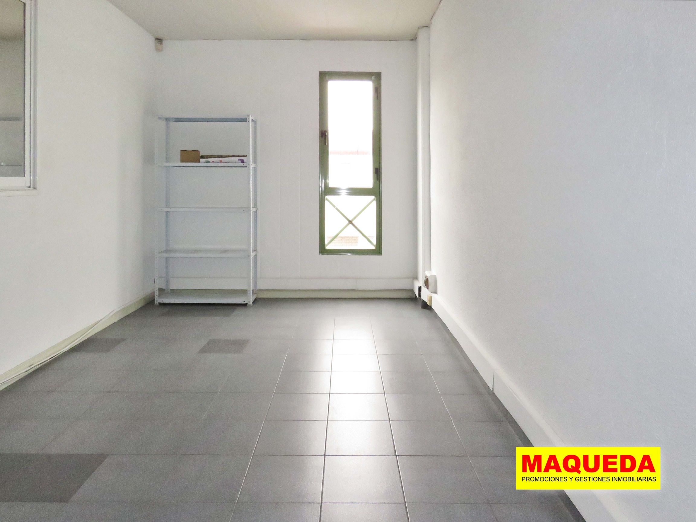 Despacho en la entreplanta de la nave en venta en Alcorcón