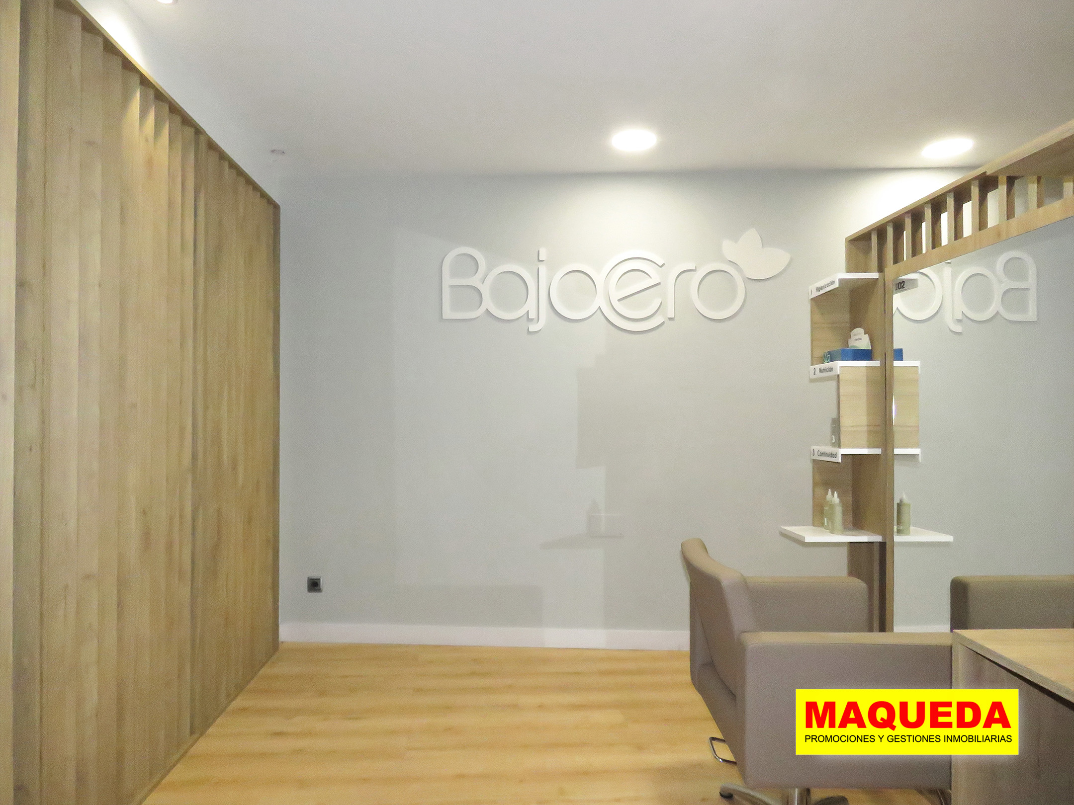 Sala de atención al público con tocadores del local comercial