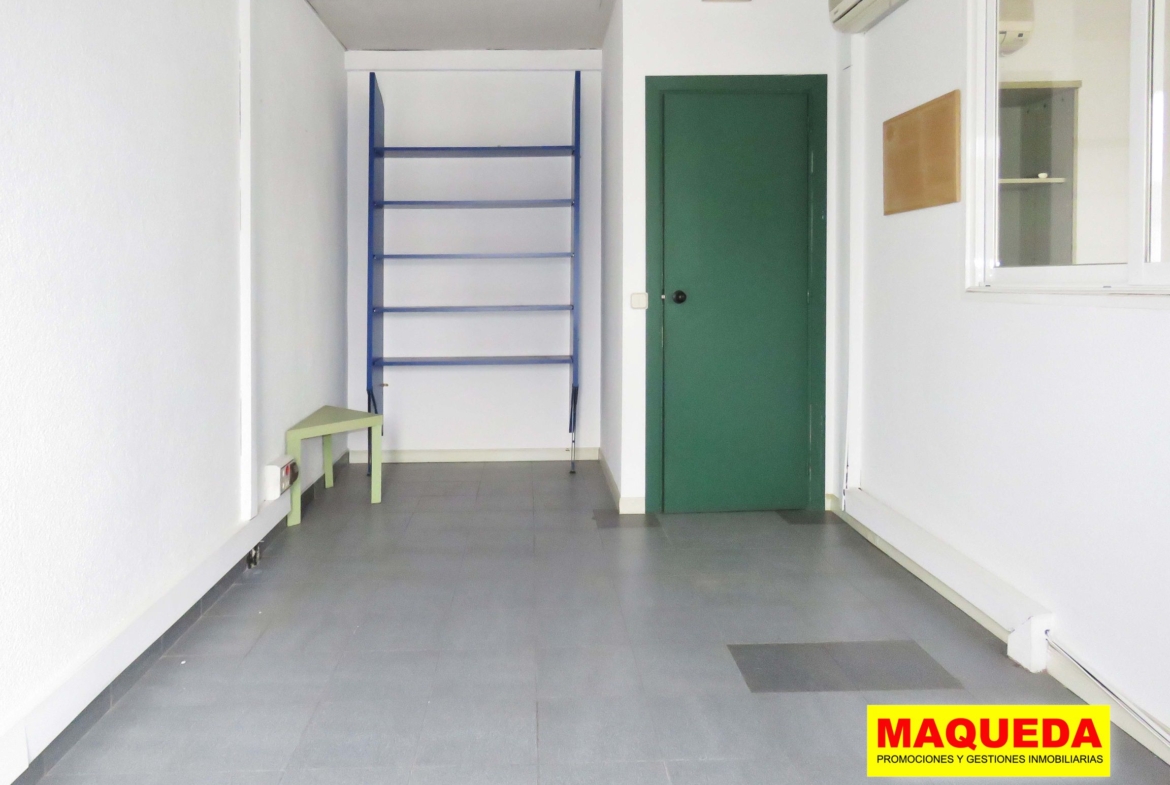 Despacho en la entreplanta de la nave en venta en Alcorcón