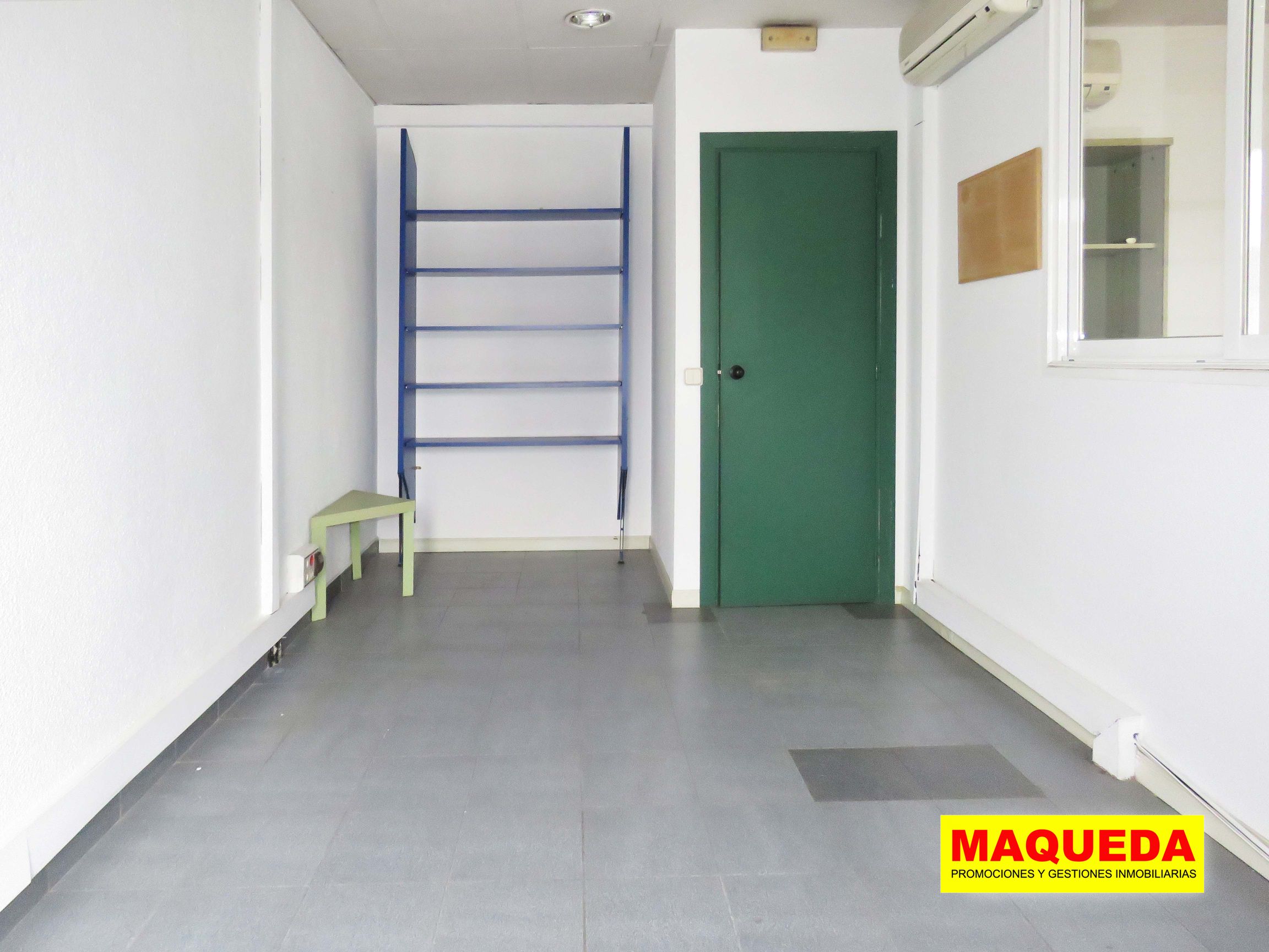 Despacho en la entreplanta de la nave en venta en Alcorcón