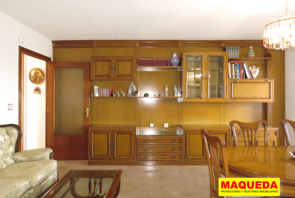 Salón comedor con mural de madera y suelo de parquet