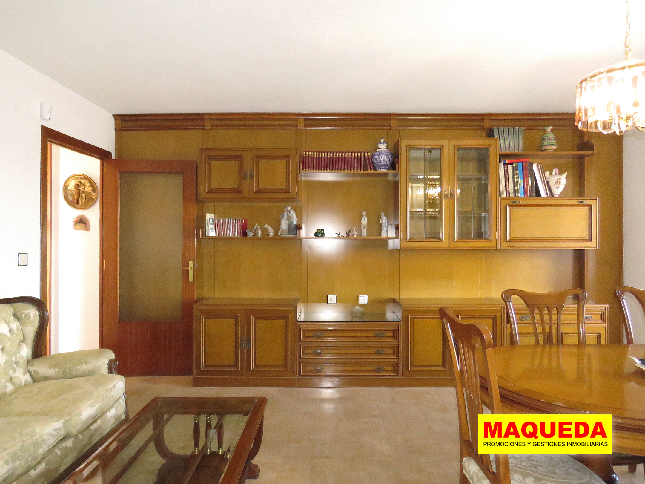 Salón comedor con mural de madera y suelo de parquet