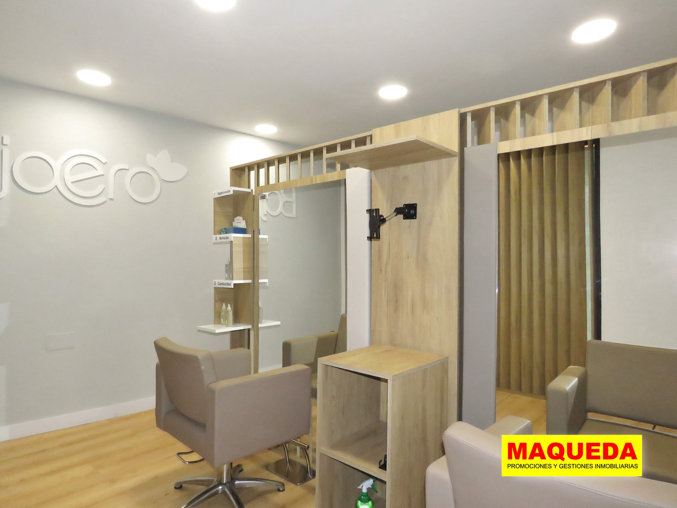 Sala de atención al público con tocadores del local comercial