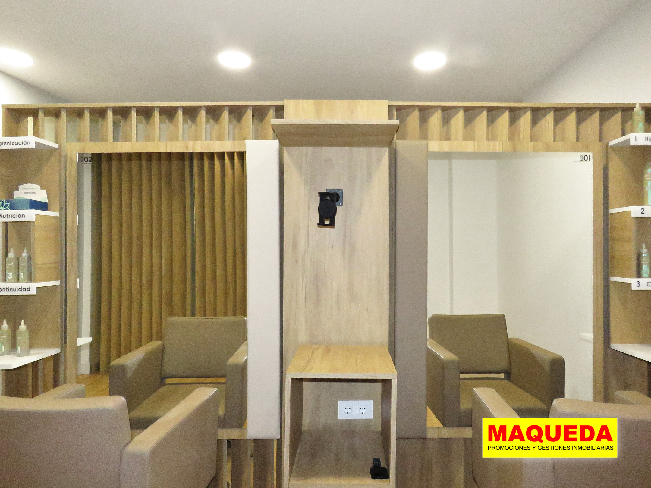 Sala de atención al público con tocadores del local comercial