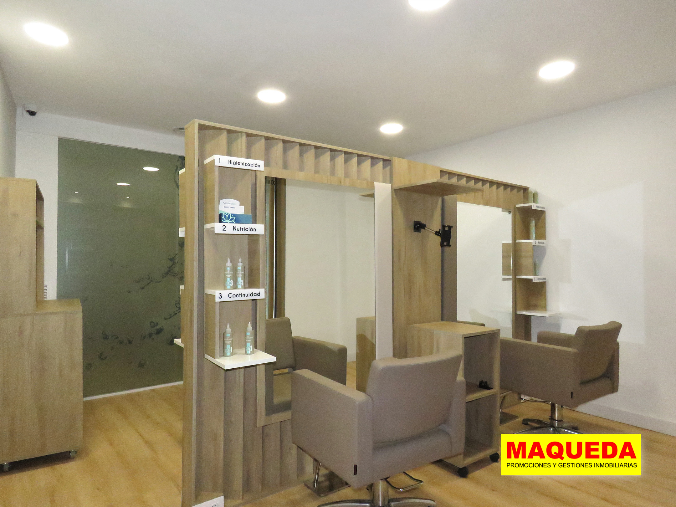 Sala de atención al público con tocadores del local comercial