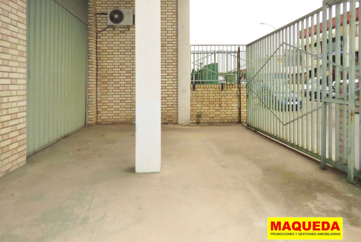 Patio delantero de la nave en venta en el polígono Urtinsa de Alcorcón
