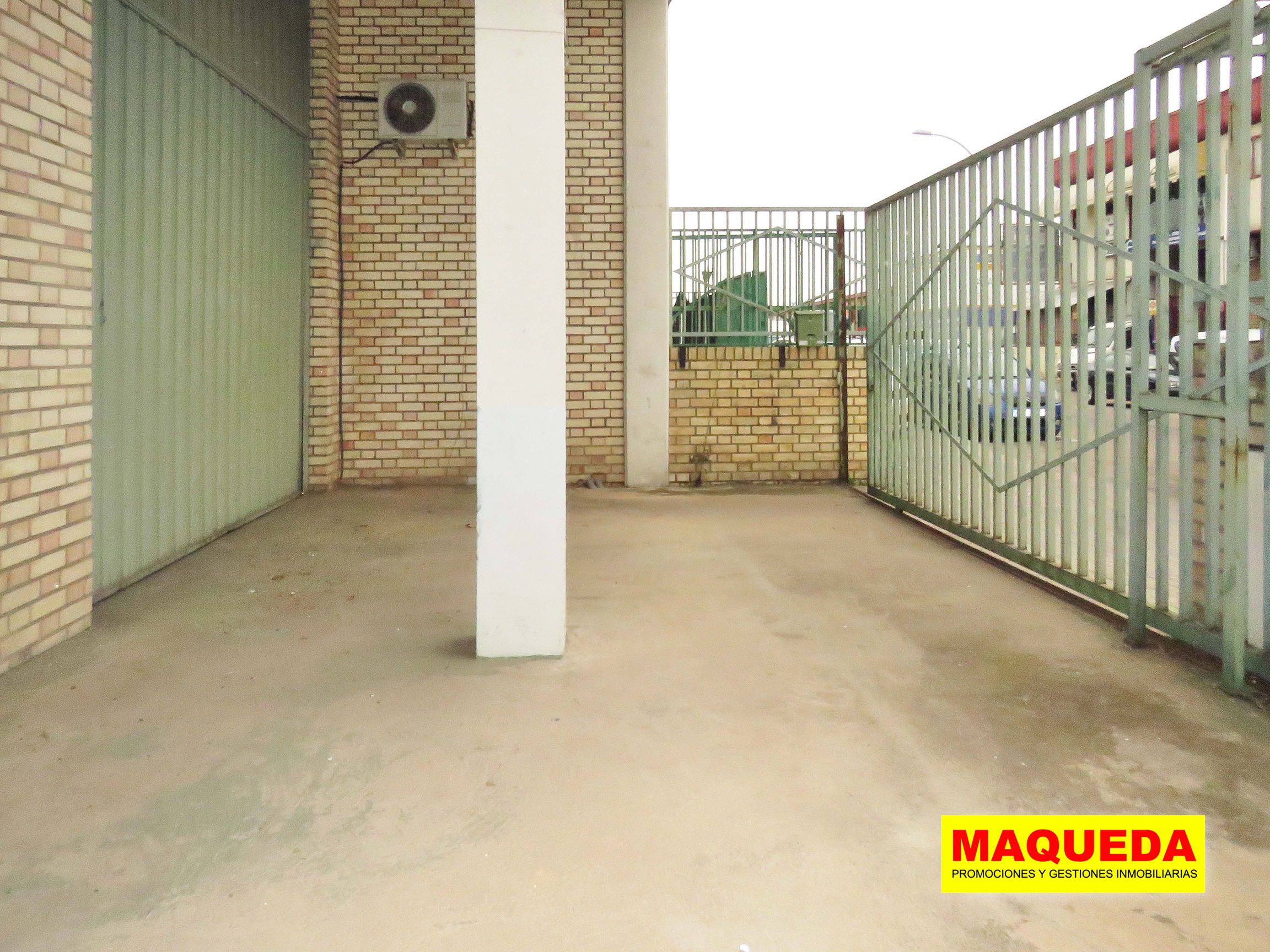 Patio delantero de la nave en venta en el polígono Urtinsa de Alcorcón