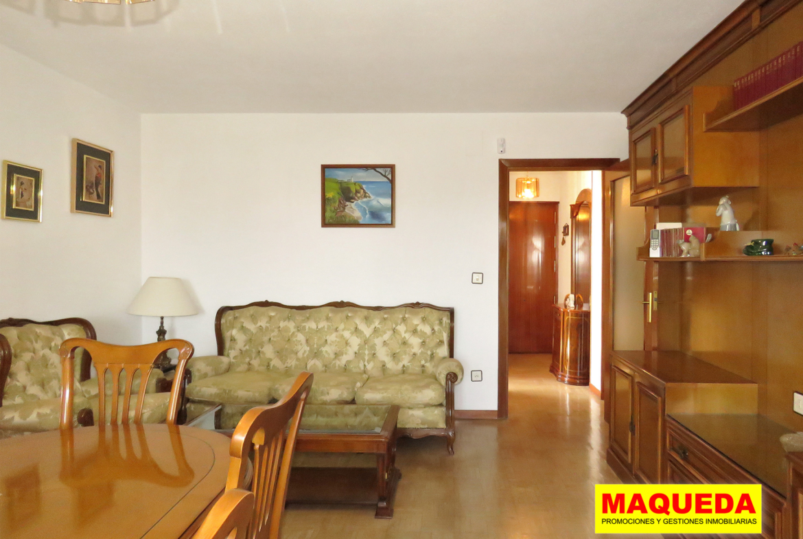 Vista del salón comedor desde la terraza con hall de entrada al fondo