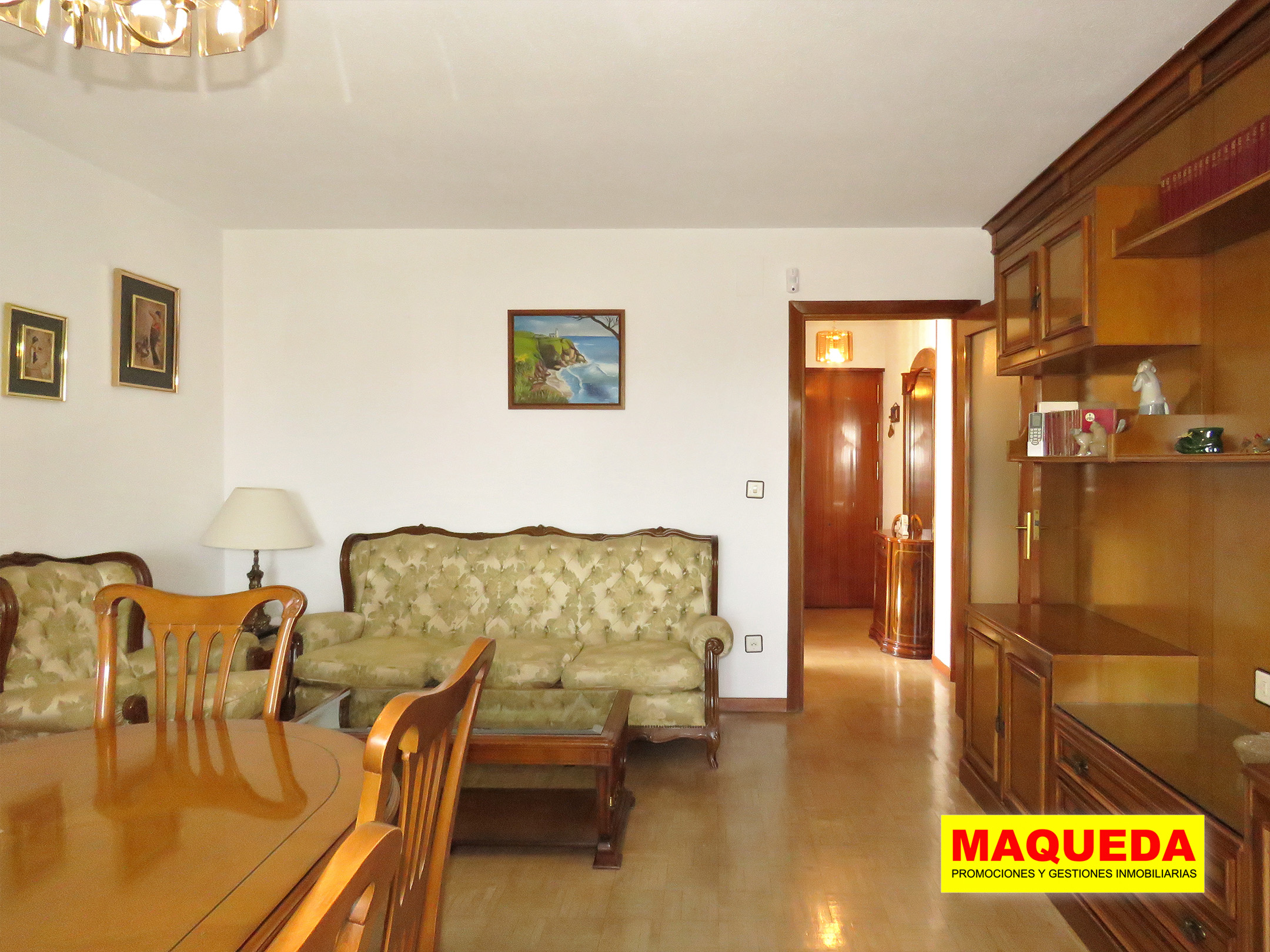 Vista del salón comedor desde la terraza con hall de entrada al fondo