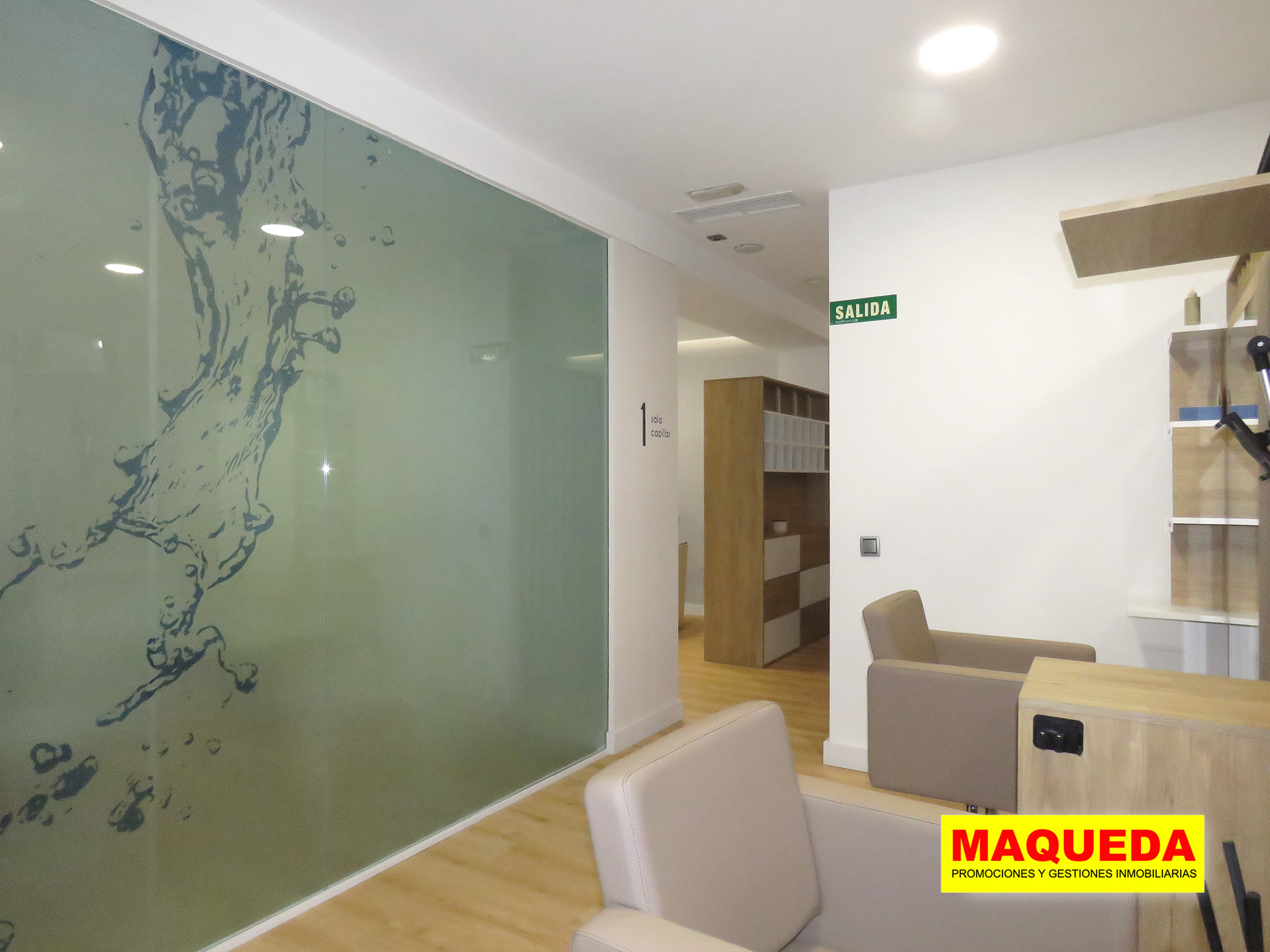 Sala de atención al público con tocadores del local comercial