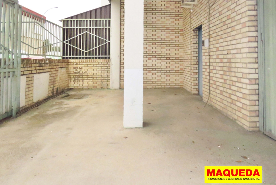 Patio delantero de la nave en venta en el polígono Urtinsa de Alcorcón