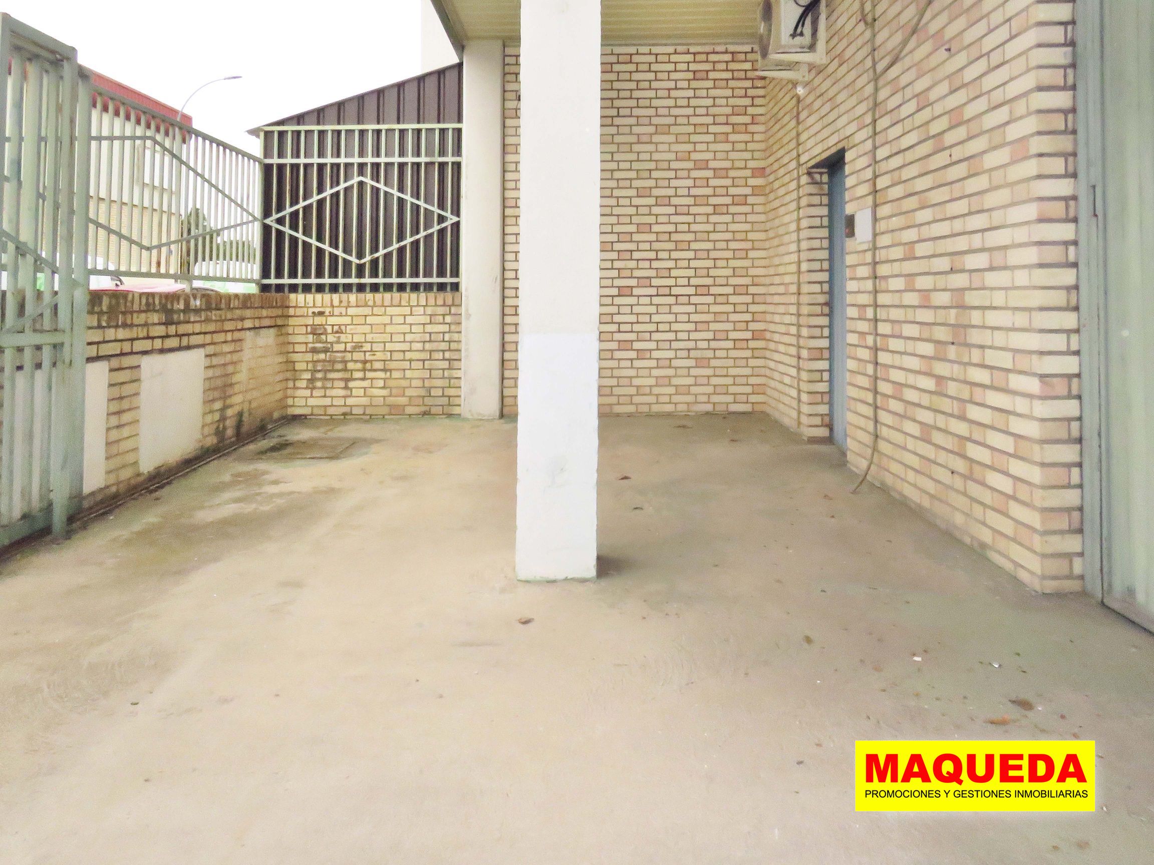 Patio delantero de la nave en venta en el polígono Urtinsa de Alcorcón