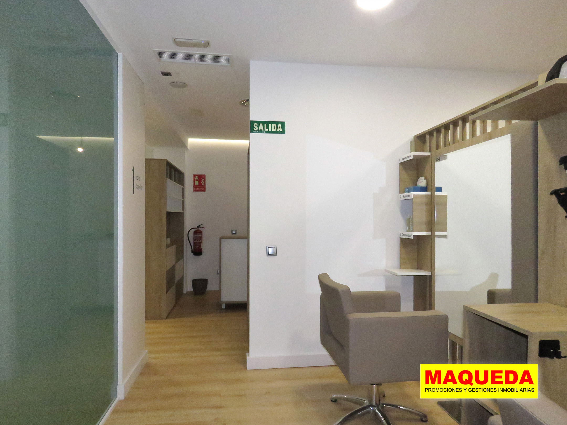 Sala de atención al público con tocadores del local comercial