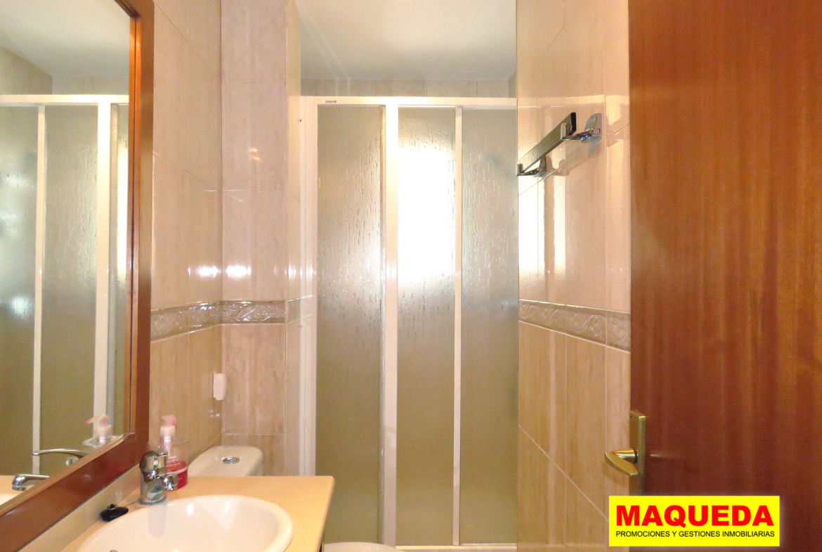 Cuarto de baño reformado con ducha y mampara