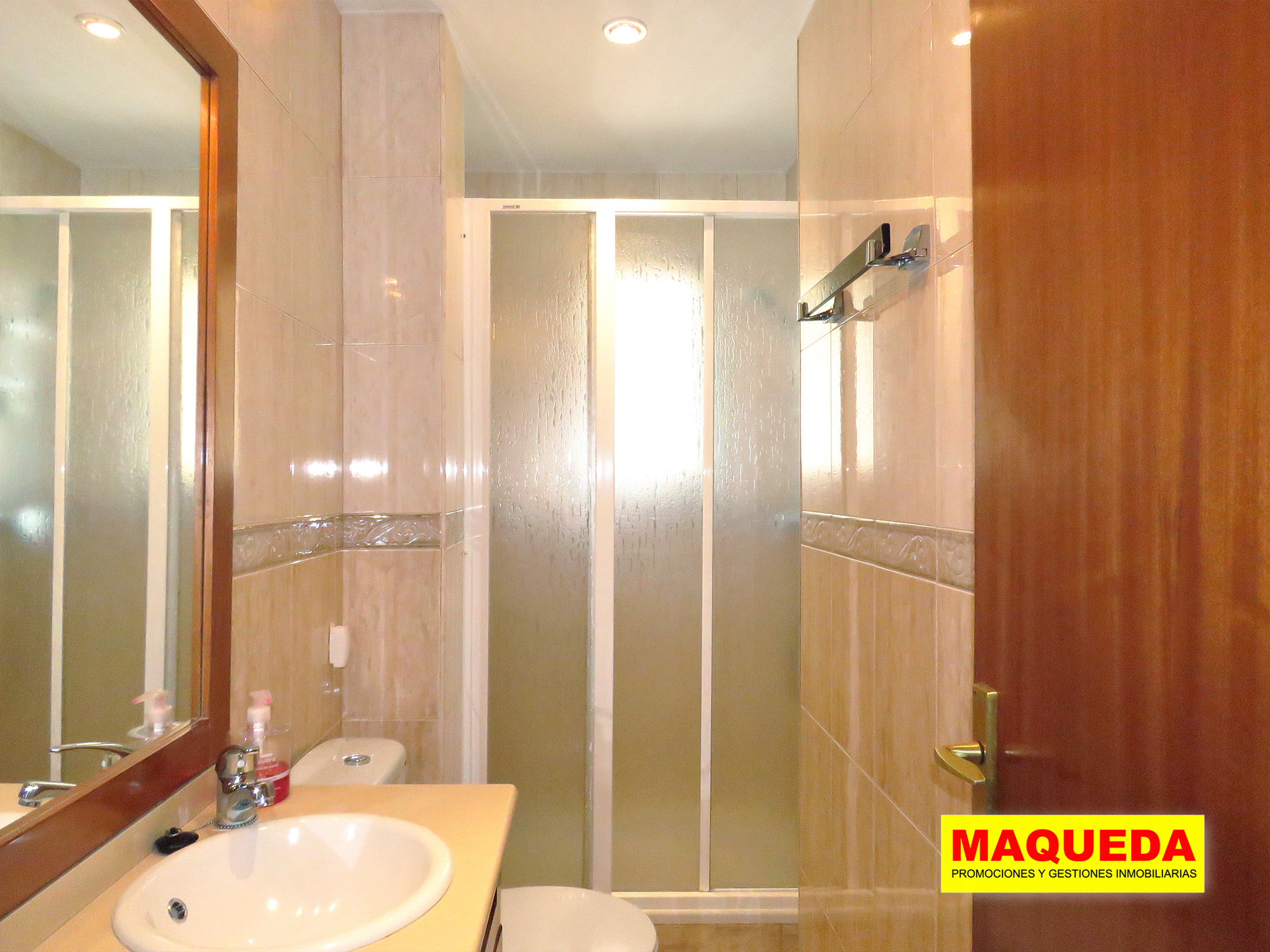 Cuarto de baño reformado con ducha y mampara