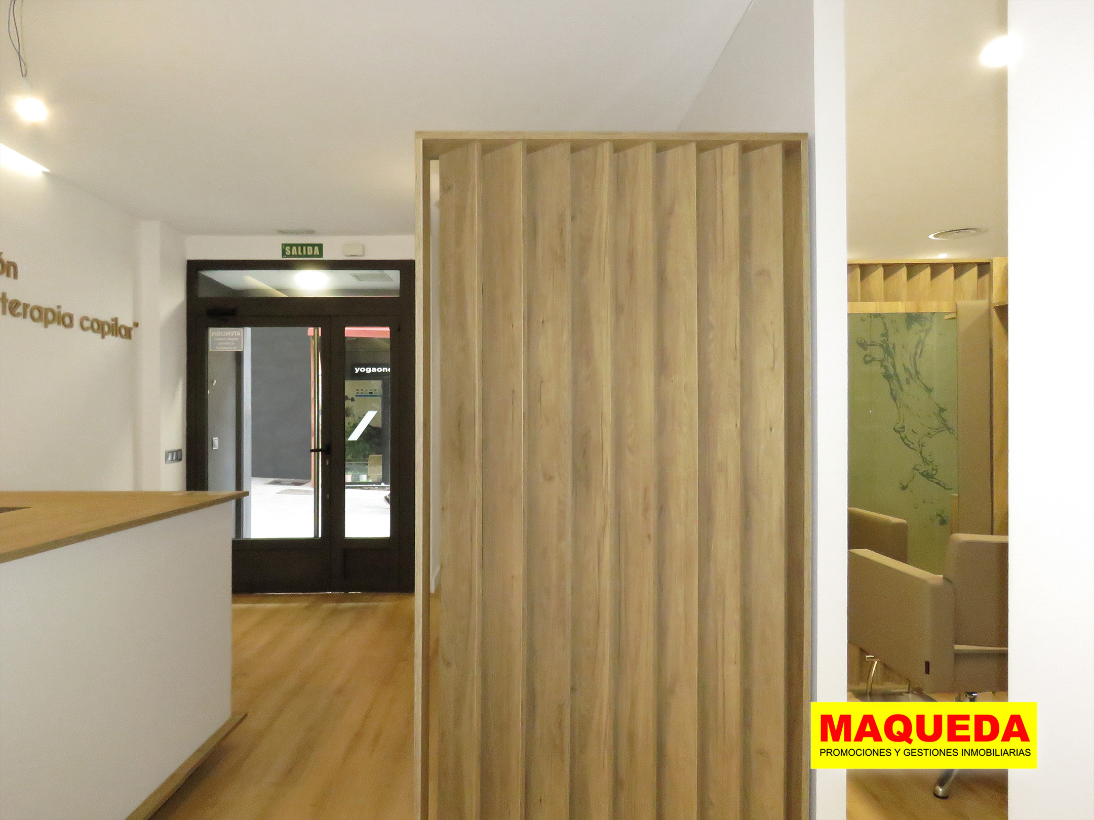 Detalle de la entrada y recepción del local comercial en el centro de Alcorcón