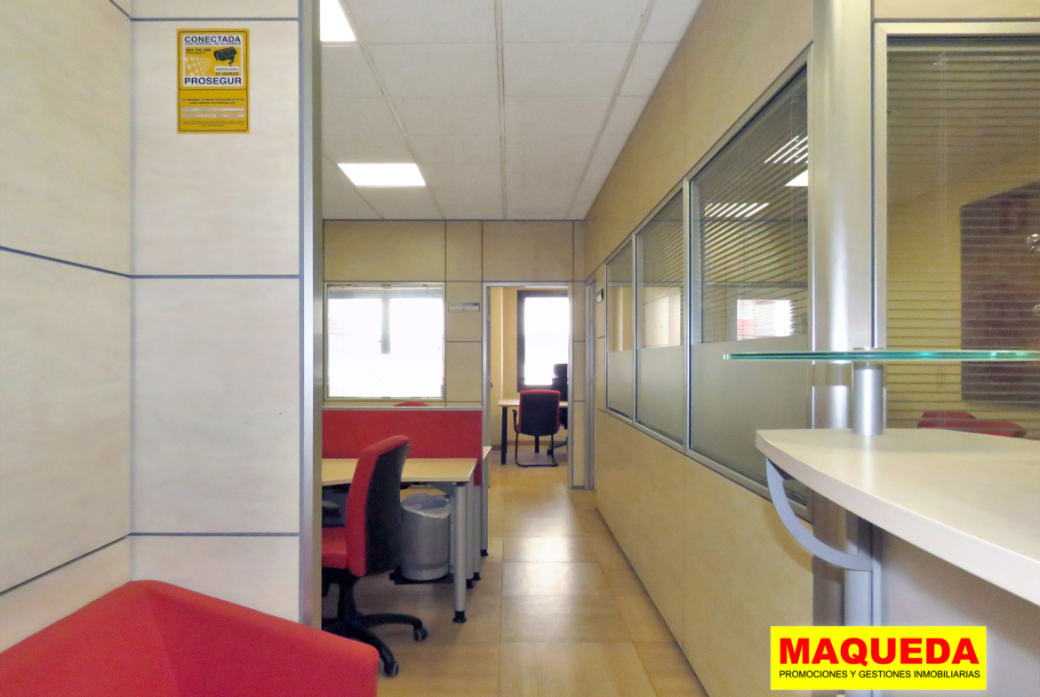 Vista de la sala de trabajo desde la recepción en oficina en calle Gamonal de Madrid