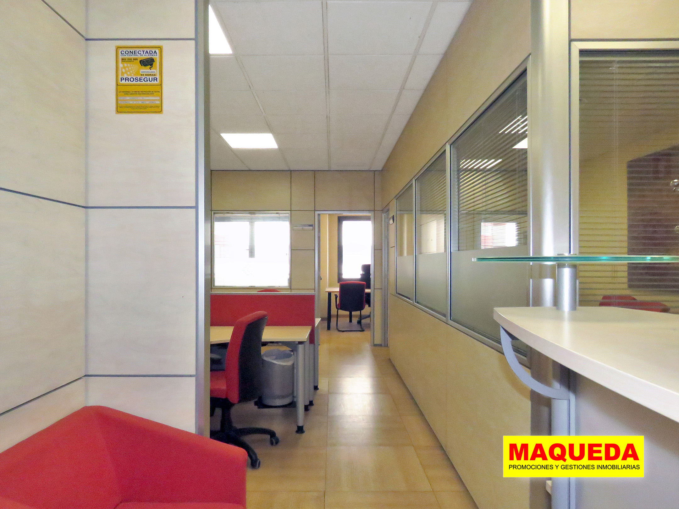Vista de la sala de trabajo desde la recepción en oficina en calle Gamonal de Madrid