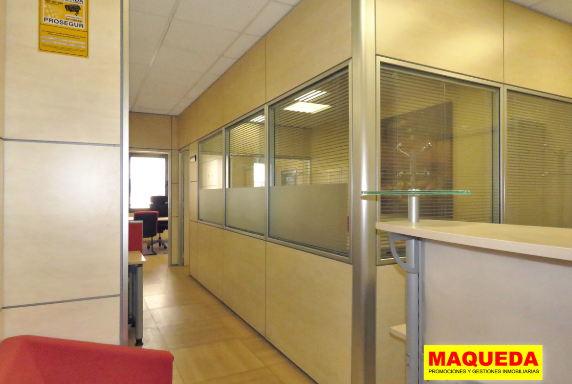 Vista de la sala de trabajo desde la recepción en oficina en calle Gamonal de Madrid