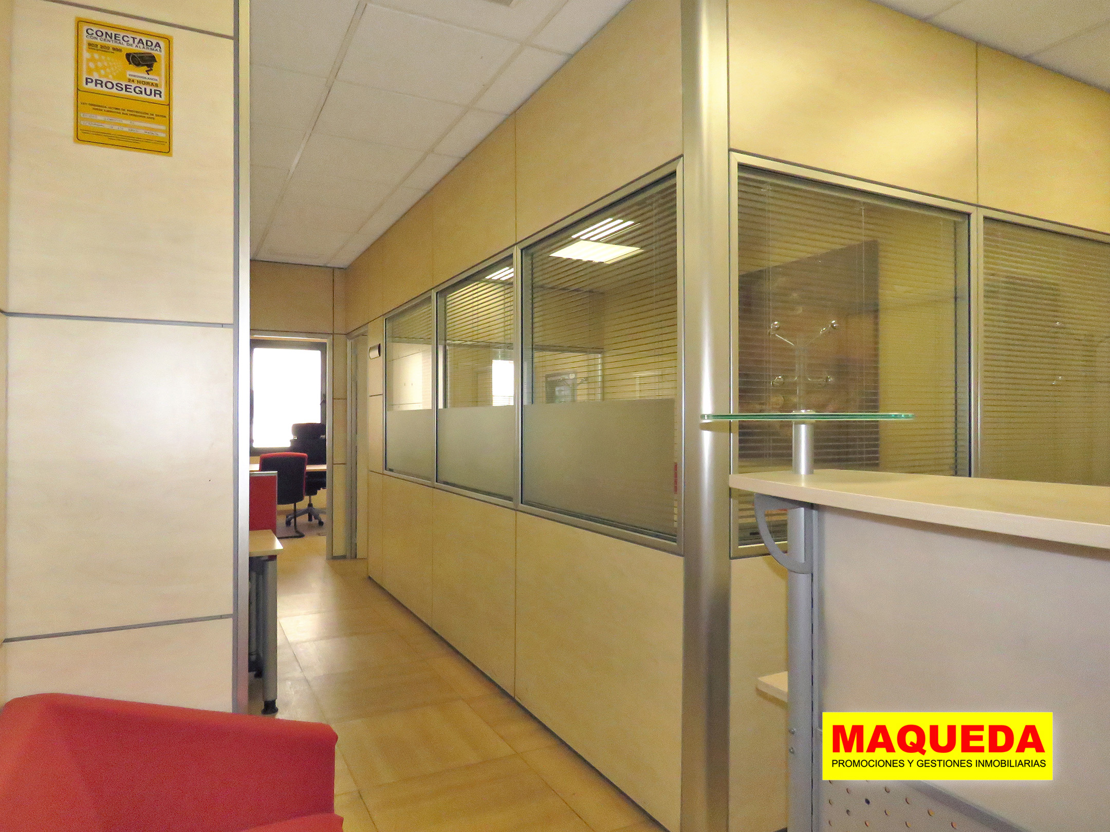 Vista de la sala de trabajo desde la recepción en oficina en calle Gamonal de Madrid