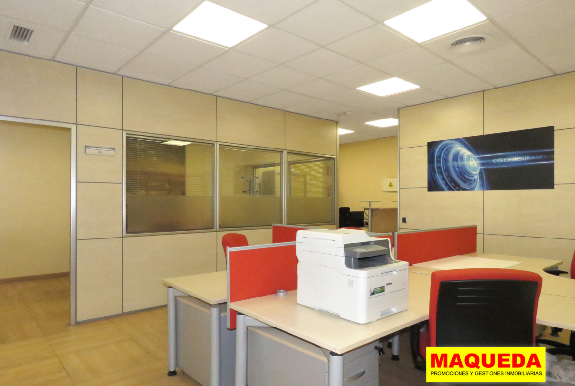Sala con 4 puestos de trabajo en oficina en calle Gamonal de Madrid
