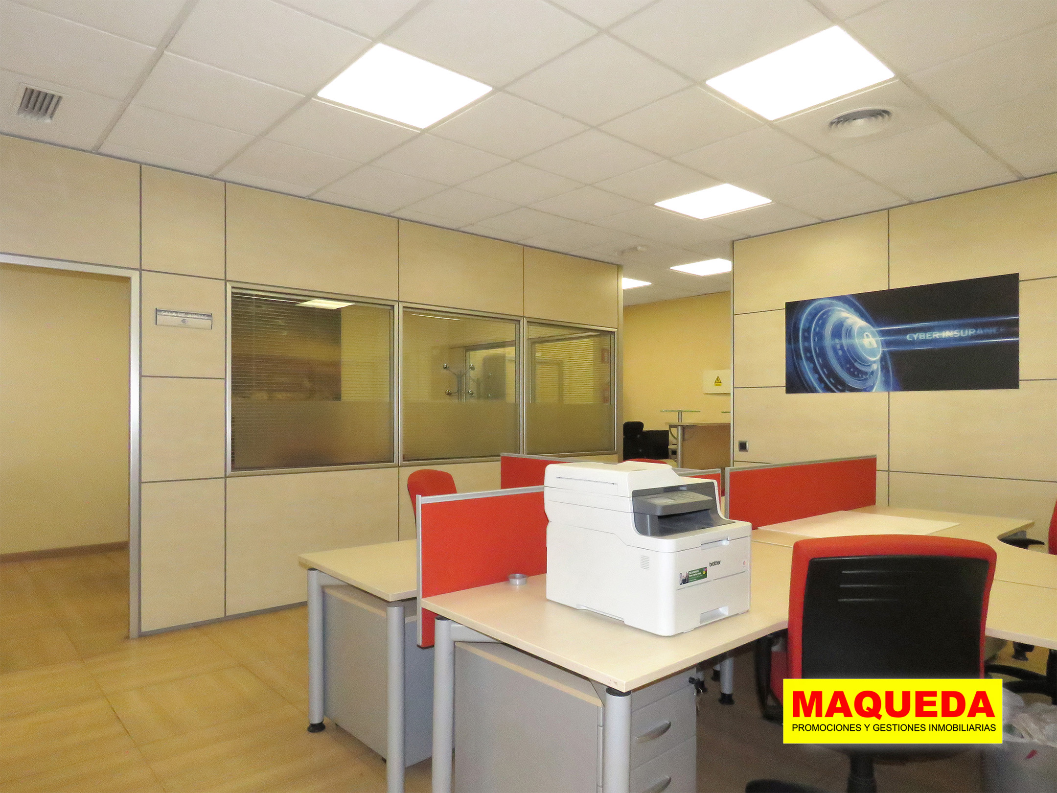 Sala con 4 puestos de trabajo en oficina en calle Gamonal de Madrid