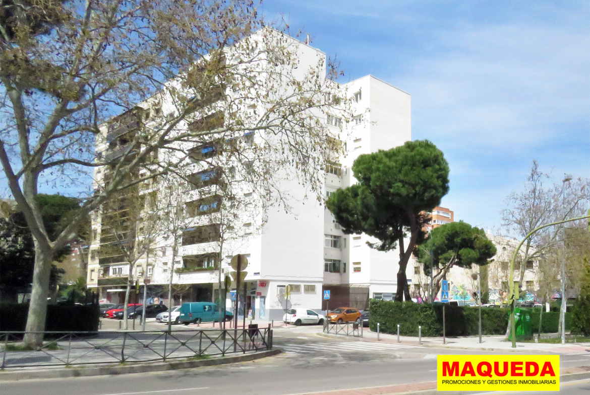 Fachada de edificio desde avenida Alcalde José Aranda en Alcorcón