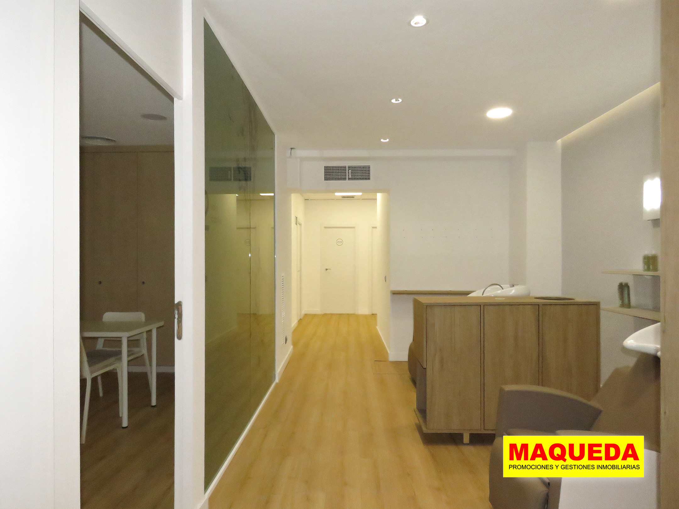 Antesala del local comercial en venta en el centro de Alcorcón