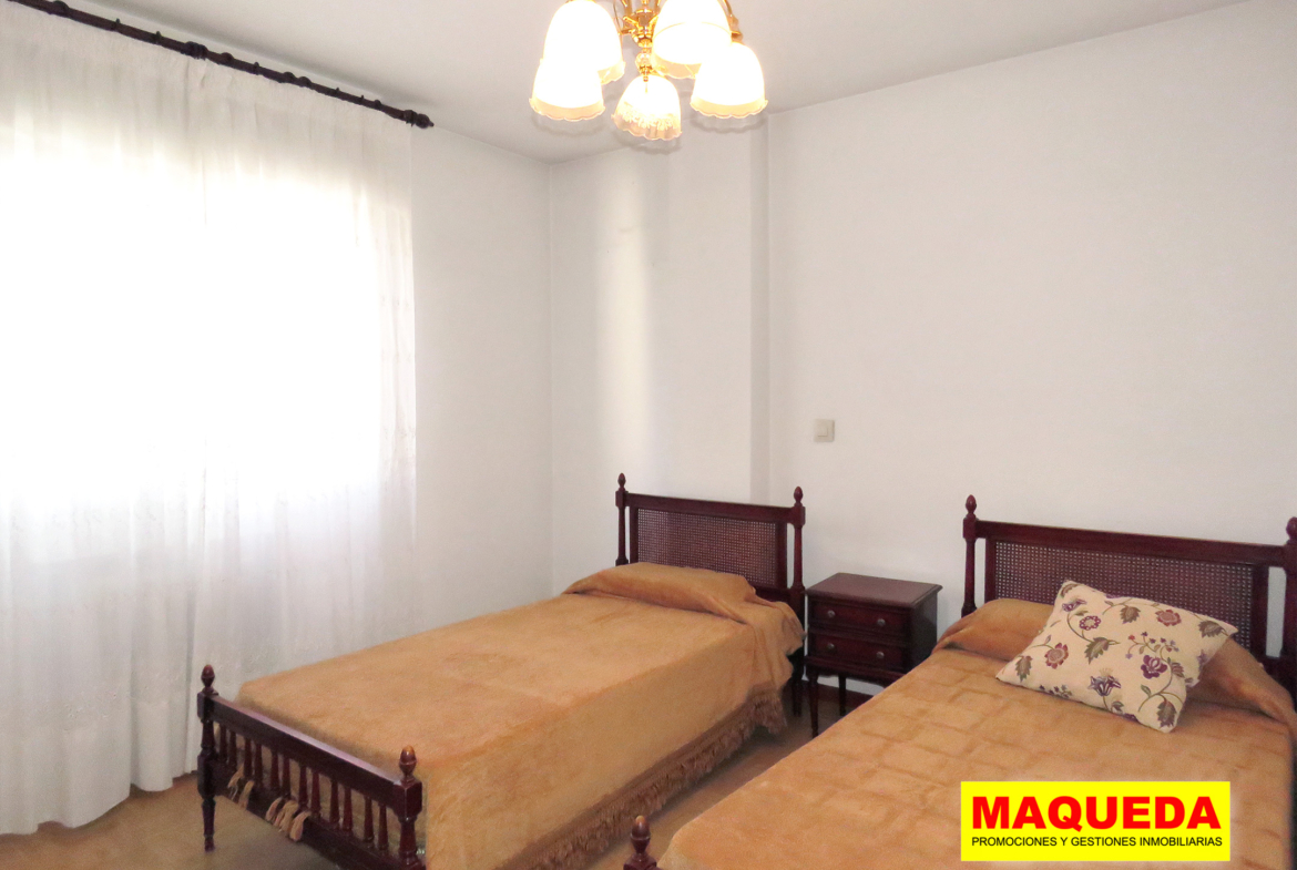 Dormitorio con dos camas