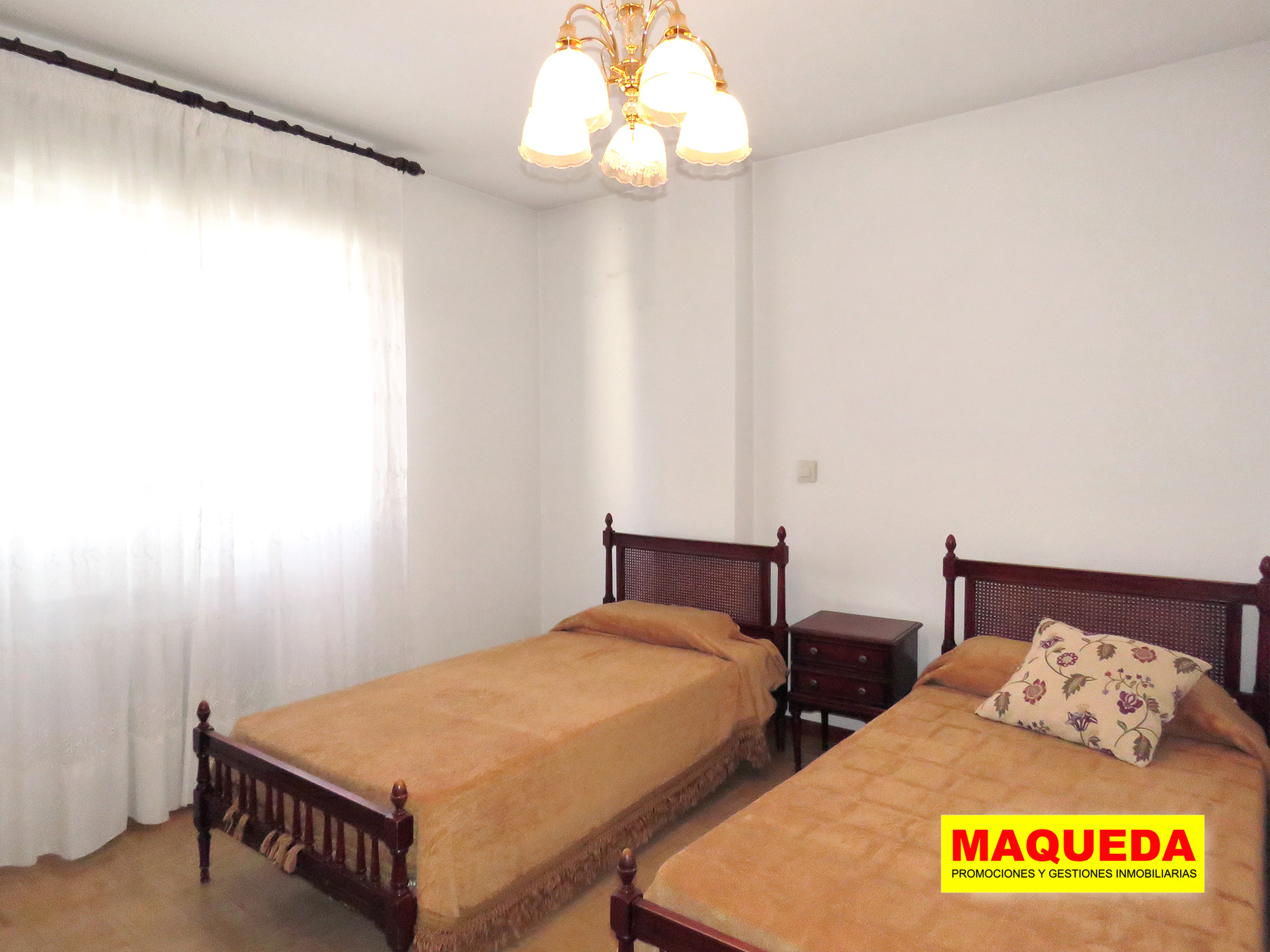 Dormitorio con dos camas