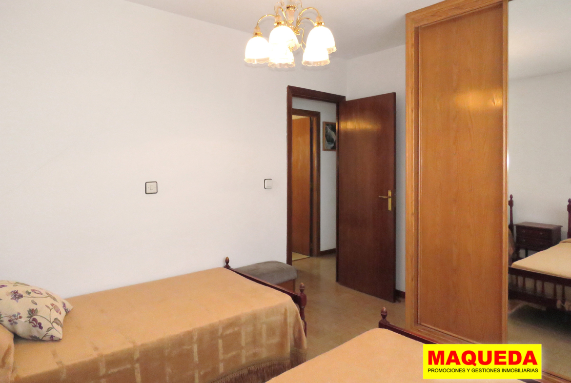 Dormitorio con dos camas y armario empotrado