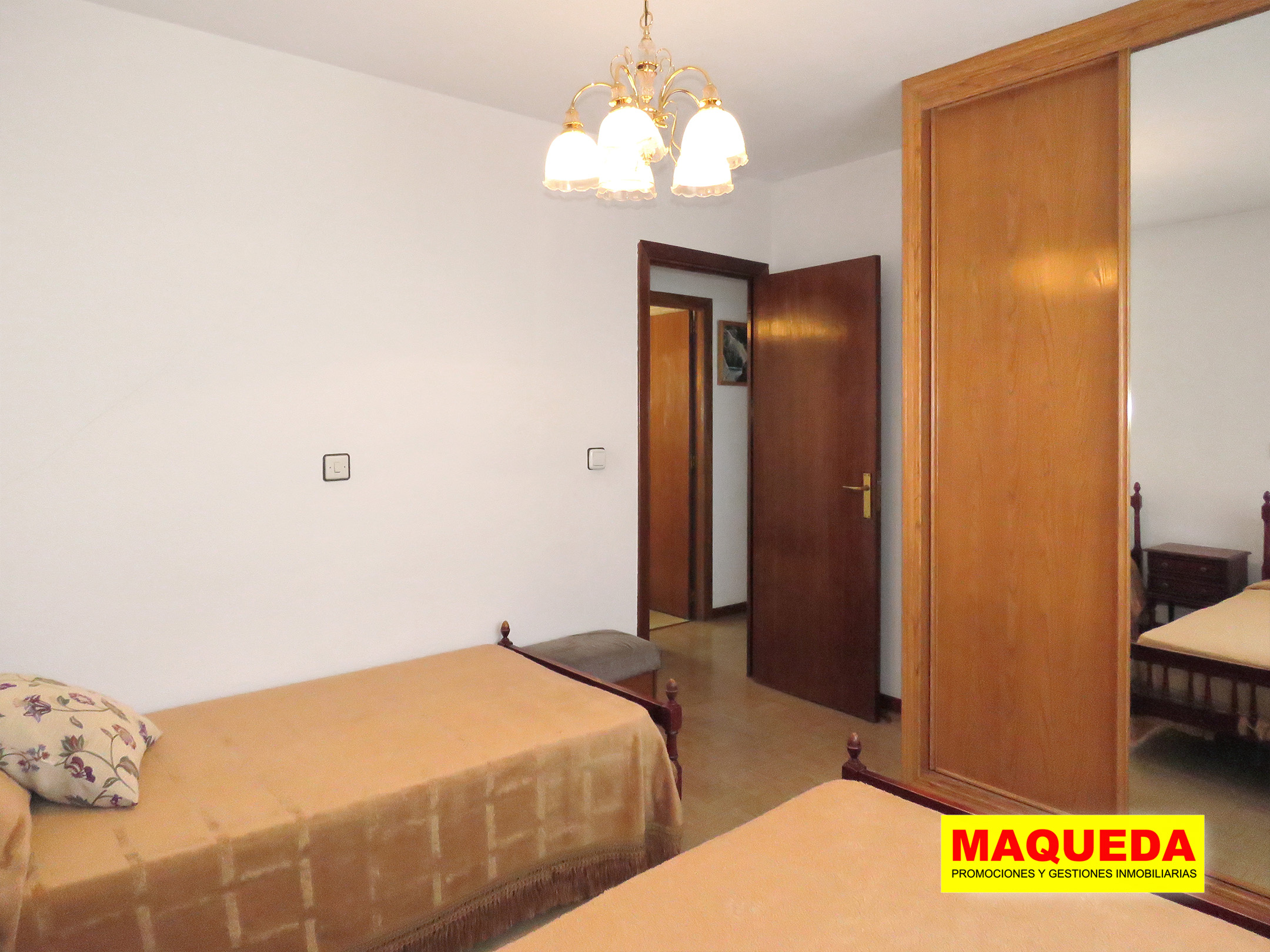 Dormitorio con dos camas y armario empotrado