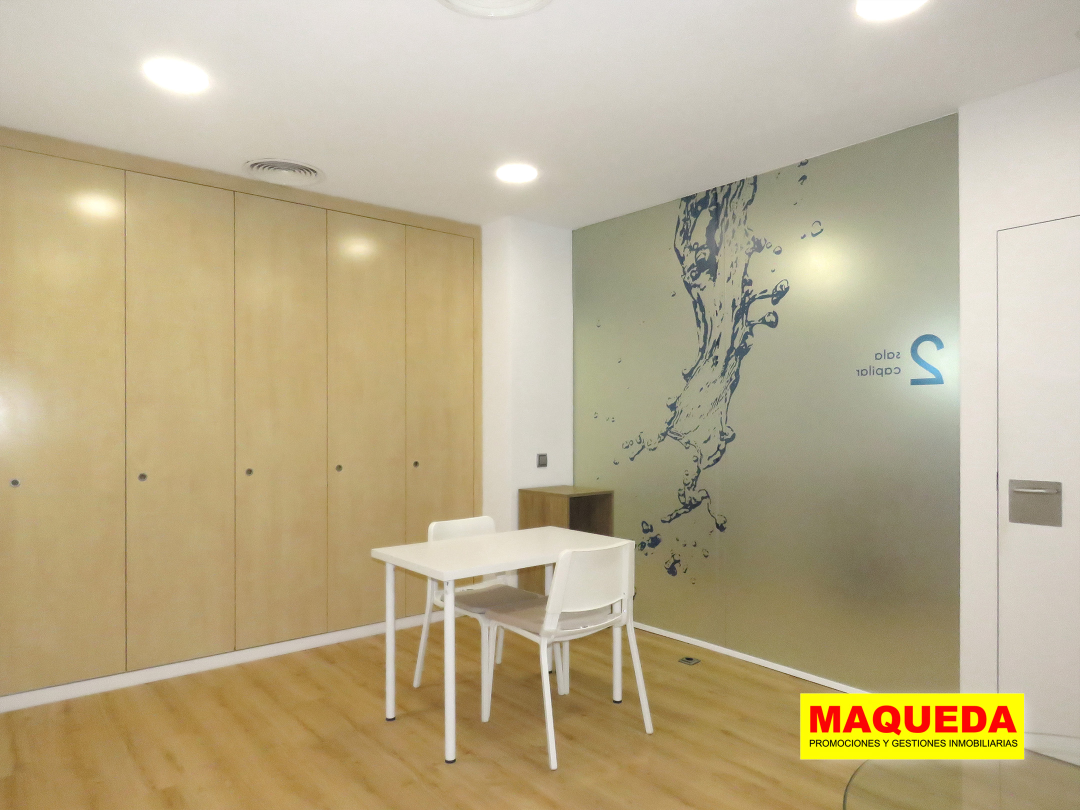 Sala de juntas con armario empotrado en el local comercial del centro de Alcorcón