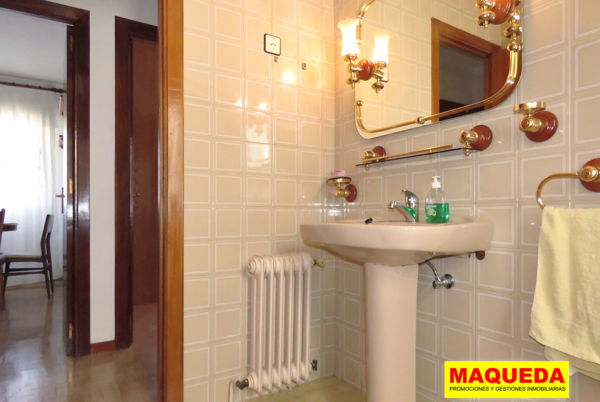 Cuarto de baño con lavabo y accesorios clásicos