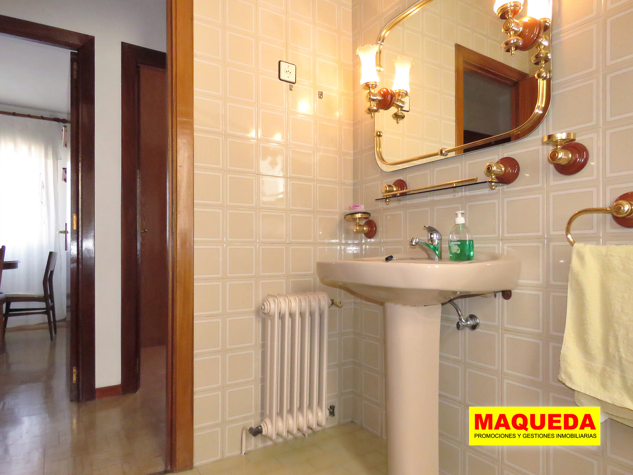 Cuarto de baño con lavabo y accesorios clásicos