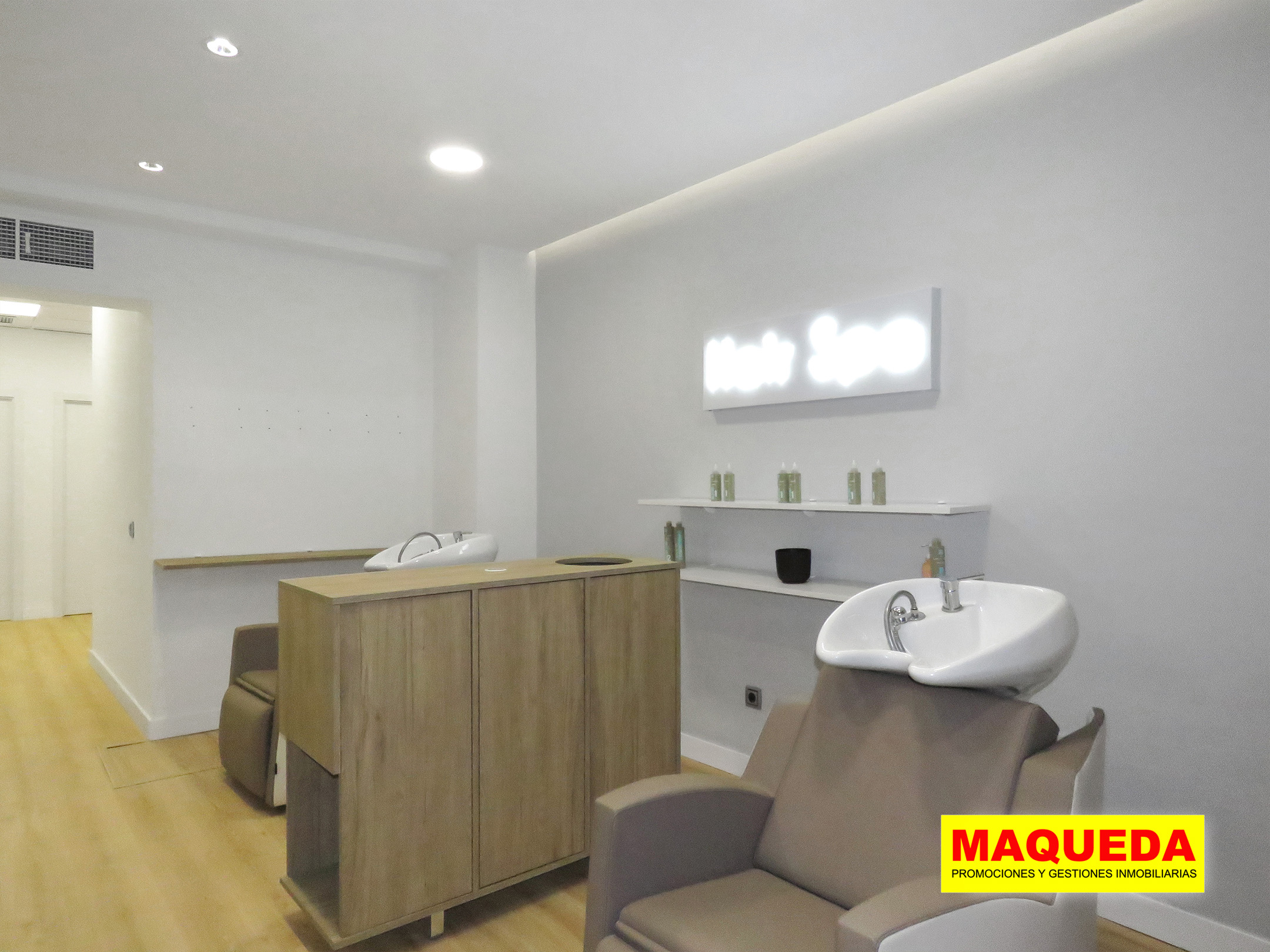 Antesala del local comercial con lavaderos de cabeza