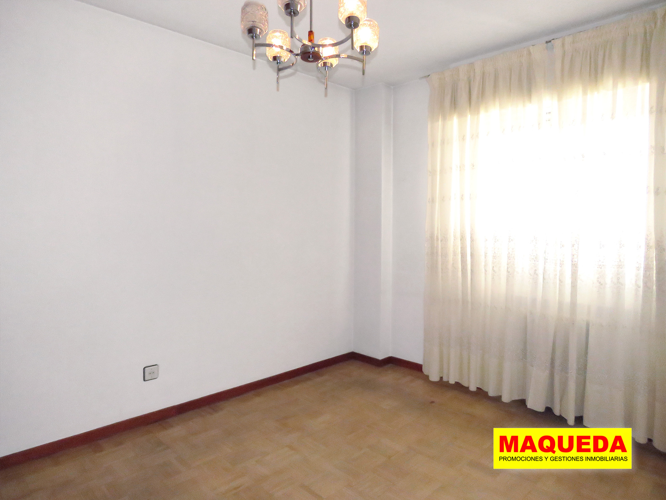 Dormitorio doble sin muebles y con suelo de parquet