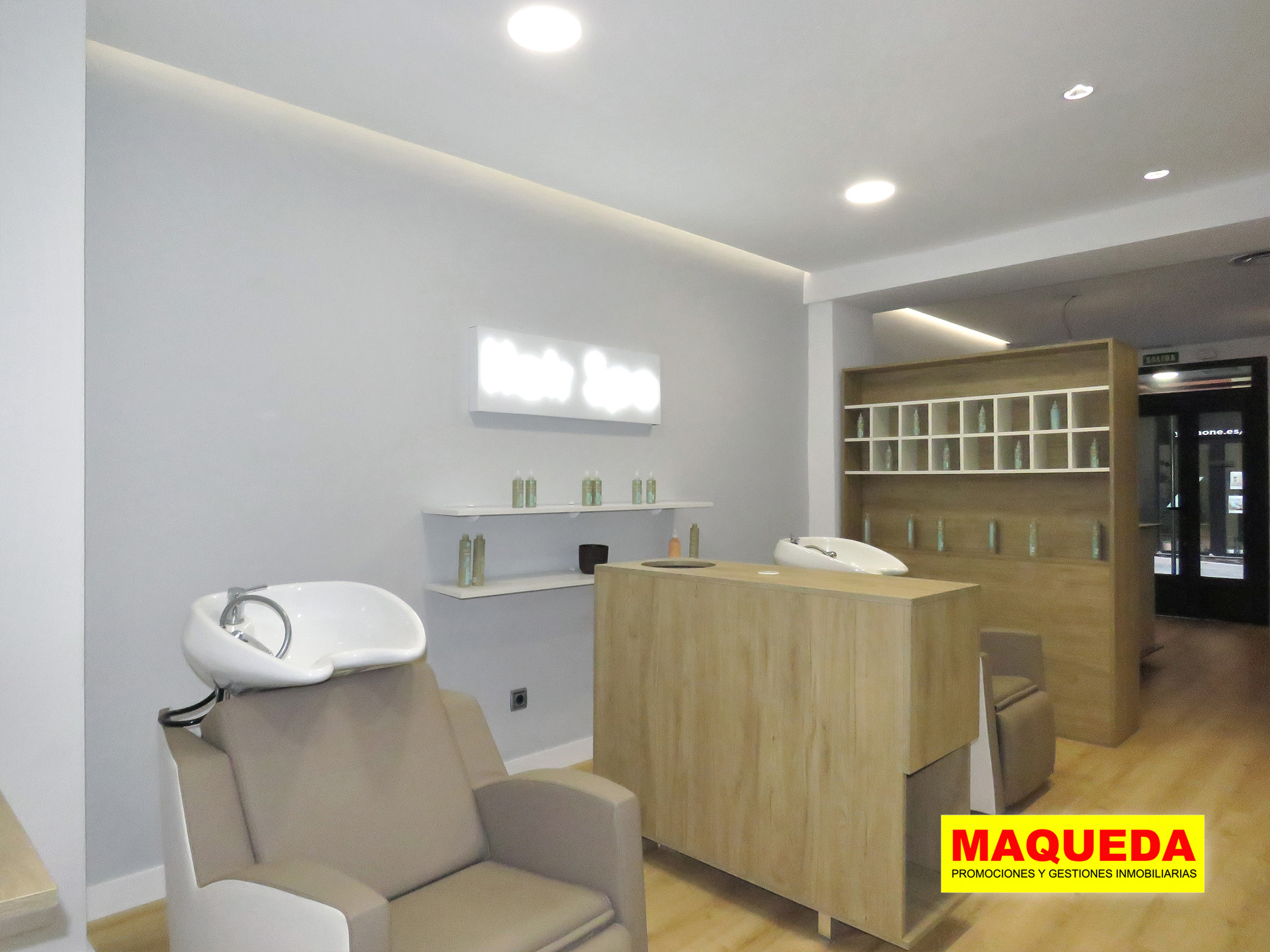 Antesala del local comercial con lavaderos de cabeza