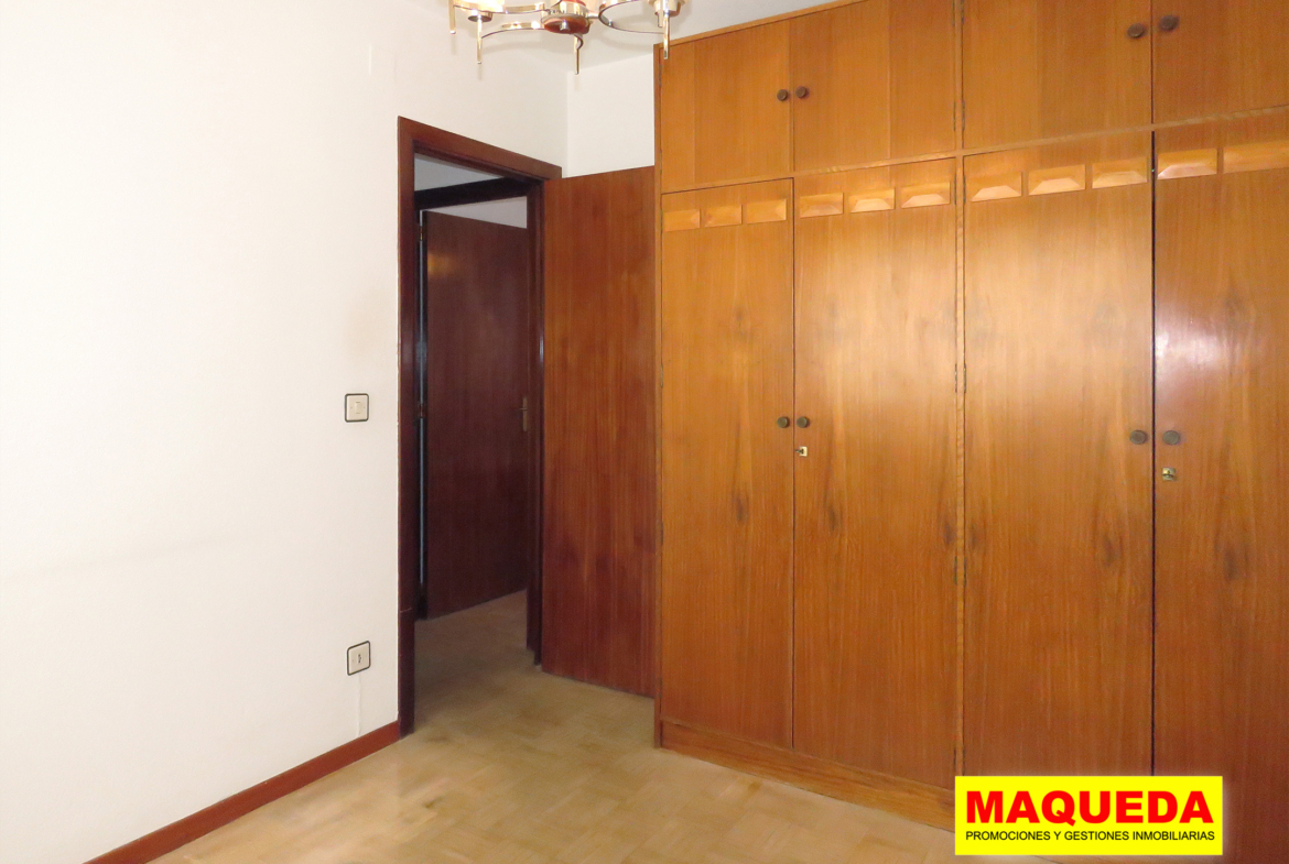 Dormitorio doble con armario empotrado