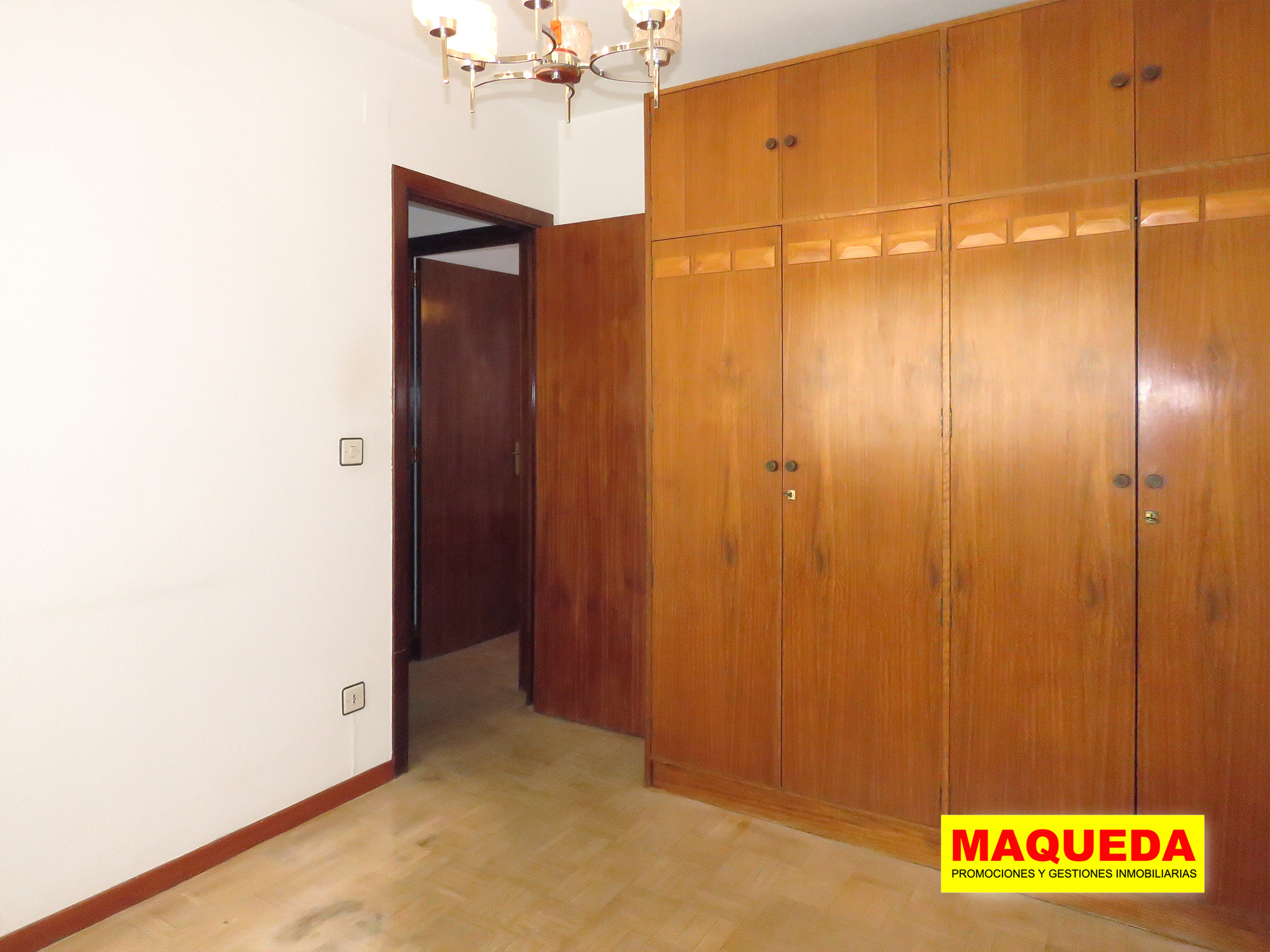 Dormitorio doble con armario empotrado