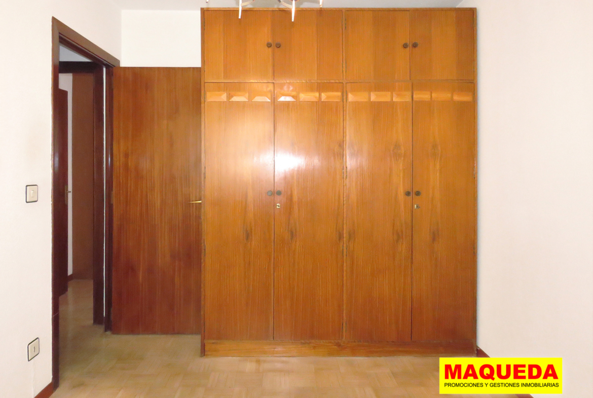 Dormitorio doble con armario empotrado