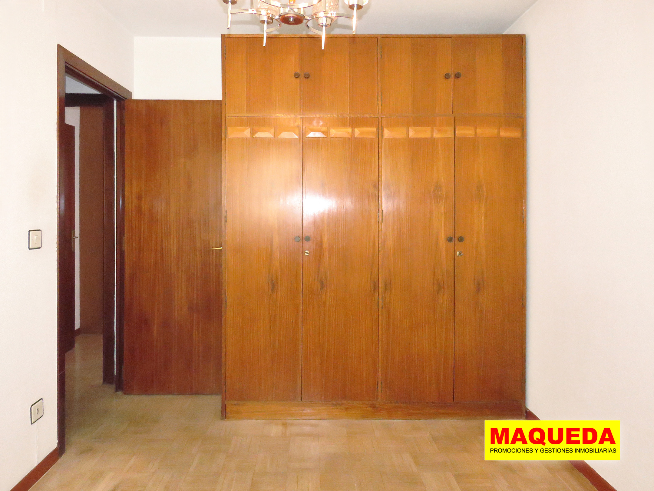 Dormitorio doble con armario empotrado