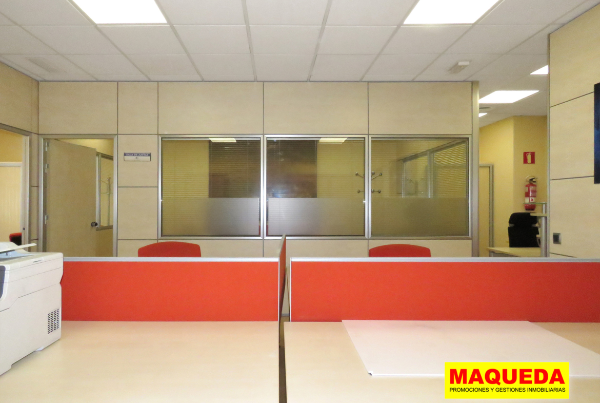 Sala con 4 puestos de trabajo en oficina en calle Gamonal de Madrid