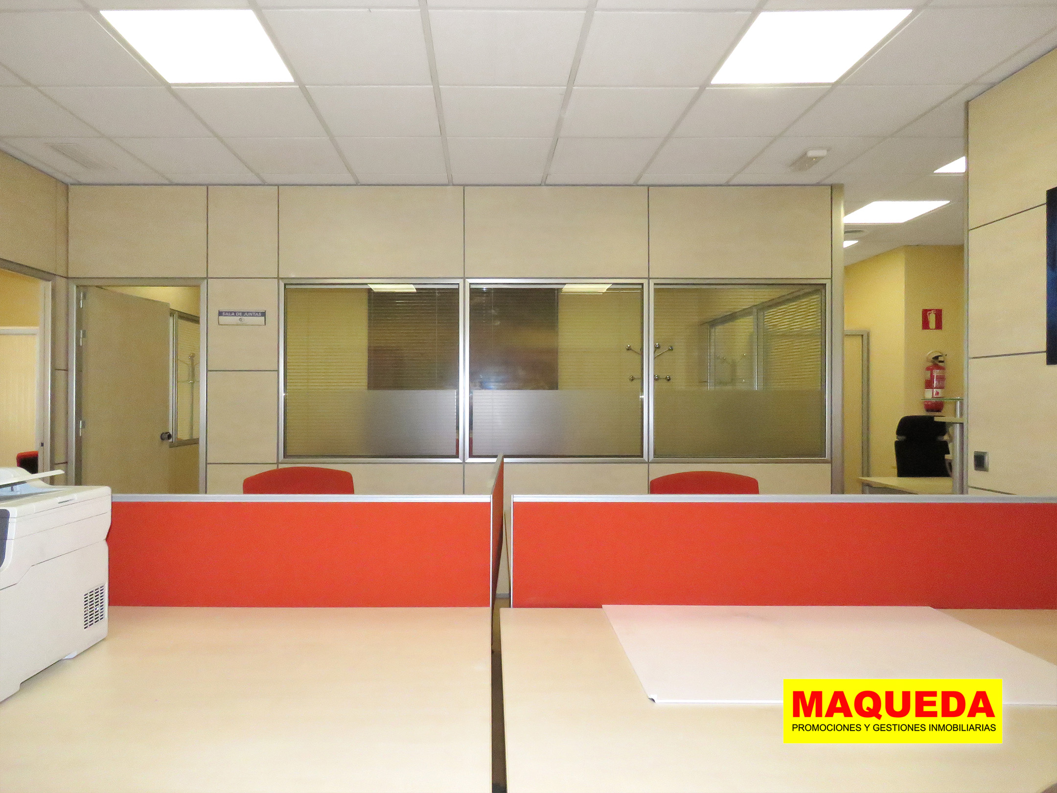 Sala con 4 puestos de trabajo en oficina en calle Gamonal de Madrid